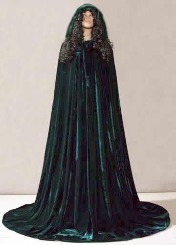 Capa verde de terciopelo con capucha