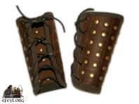 Brazales medievales reforzados cuero remaches