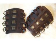 Brazales vikingos o enanos con remates de metal