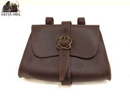 Bolsa de piel con hebilla decorada