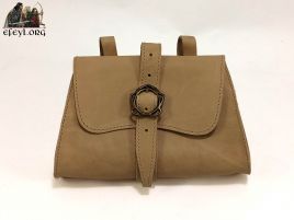 Bolsa de piel con hebilla decorada