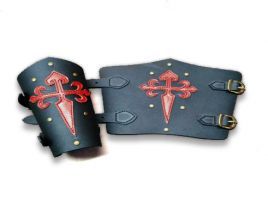 Brazales de piel con motivos templarios