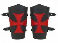 Brazales de piel con motivos templarios
