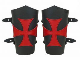 Brazales de piel con motivos templarios