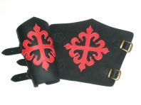 Brazales de piel con motivos templarios