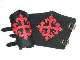 Brazales de piel con motivos templarios