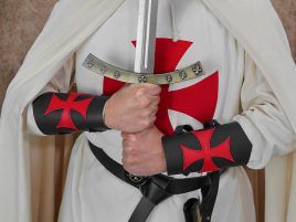 Brazales de piel con motivos templarios
