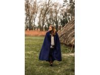 Capa medieval de lana con broche de metal