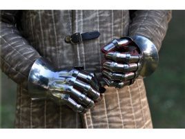 Guanteletes de acero E, Hourglass