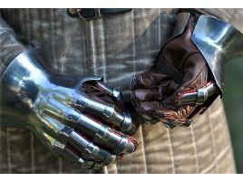 Guanteletes de acero E, Hourglass